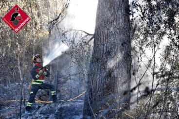 Un bombero en las  labores de extinción del incendio de Ràfol d’Almúnia