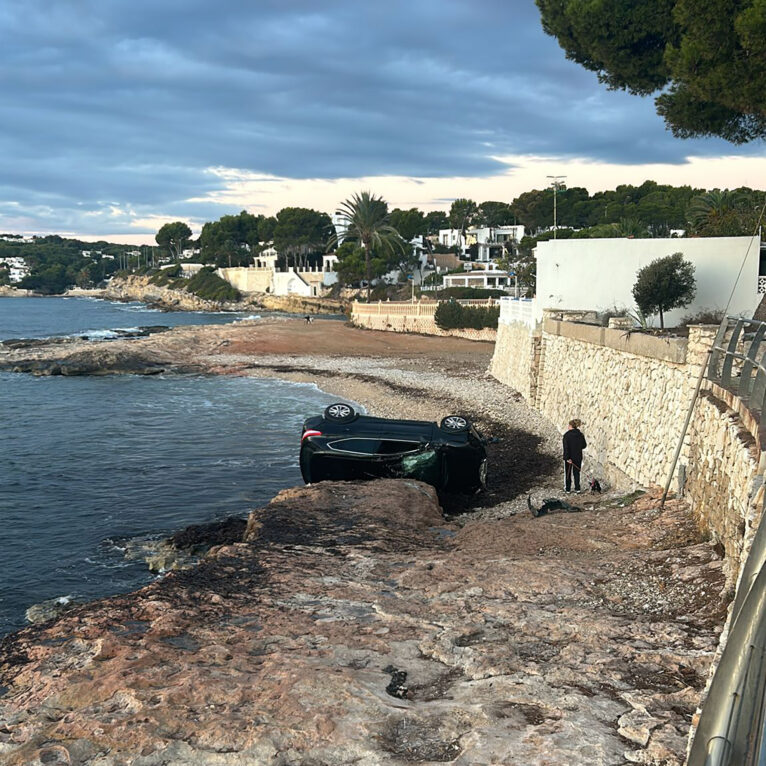 Vehículo precipitado en Moraira