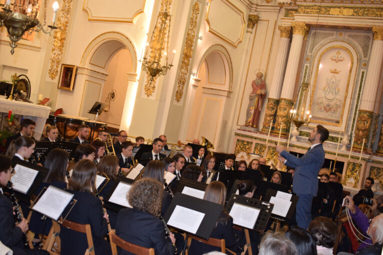 Actuación de la Banda de Música de El Poble Nou de Benitatxell en la iglesia de Santa María Magdalena