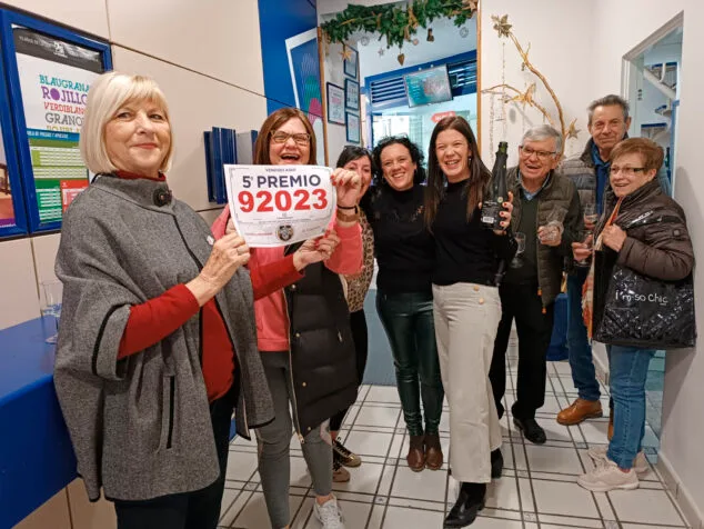 alegria en la administracion el sauri dor de pego tras vender un quinto premio de la loteria de navidad