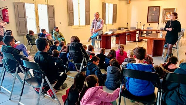 Imagen: Alumnos del CEIP L’Alfàs de Pedreguer durante la visita al Consistorio