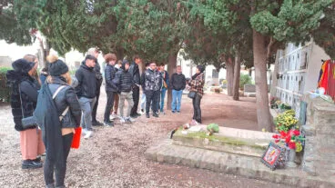 Alumnos del IES Teulada durante el proceso de confección de su trabajo sobre memoria histórica