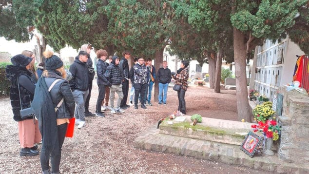 Imagen: Alumnos del IES Teulada durante el proceso de confección de su trabajo sobre memoria histórica