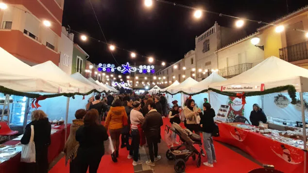 ambiente en el mercat de nadal del verger