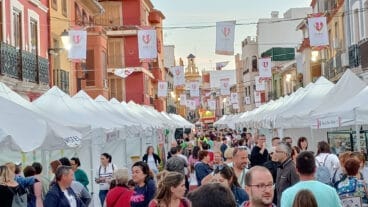 Ambiente en una feria del comercio en El Verger