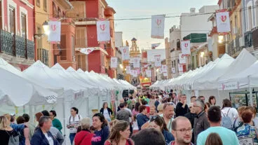 Ambiente en una feria del comercio en El Verger