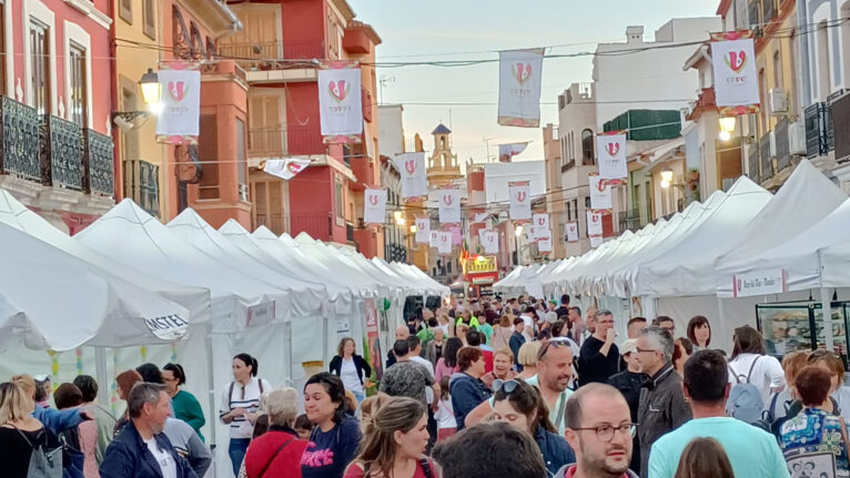 Ambiente en una feria del comercio en El Verger