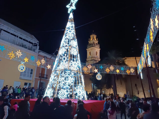 Imagen: rbol de Navidad gigante en la plaça de l'Ajuntament de Pego este 2023