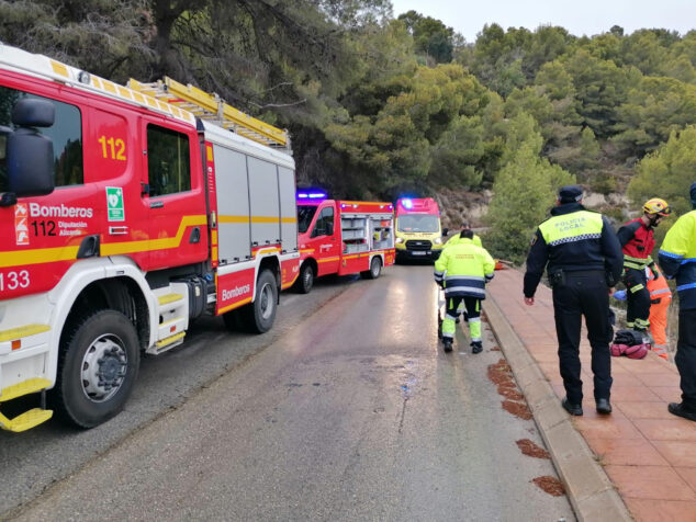 Imagen: Autoridades y servicios de emergencia atendiendo el accidente en Benissa