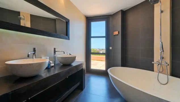 Celebra las fiestas en esta increíble villa de lujo en Dénia 7 bancc83o con bancc83era en villa daru dunya