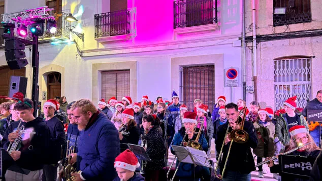 Ya es Navidad en Benissa: así fue la gran fiesta que dio inicio a la época más mágica del año 6 banda de musicos de pentatonic school