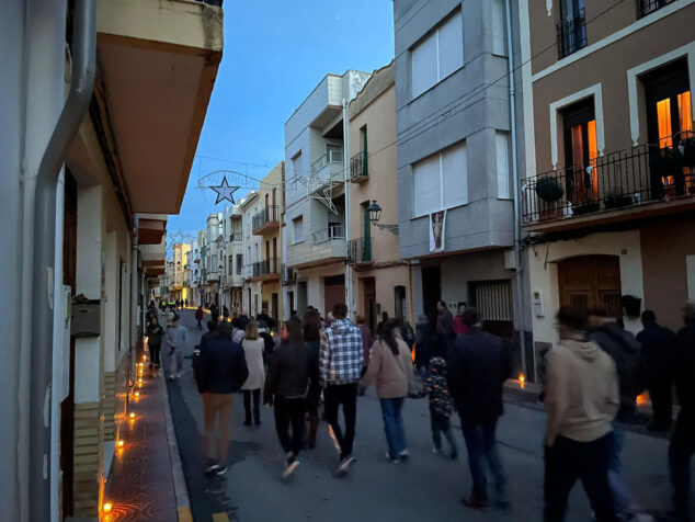 Imagen: Cirios en las calles de Benitatxell antes del encendido de luces por Navidad