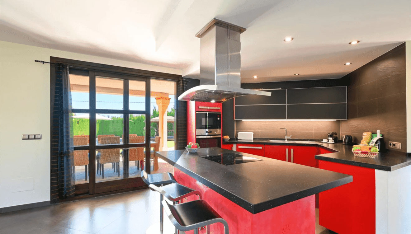 Cocina con isla completamente equipada en Villa Daru dunya