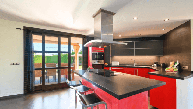 cocina con isla completamente equipada en villa daru dunya