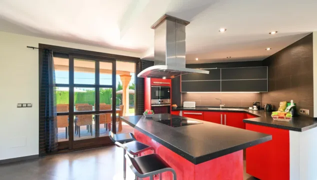 Celebra las fiestas en esta increíble villa de lujo en Dénia 4 cocina con isla completamente equipada en villa daru dunya
