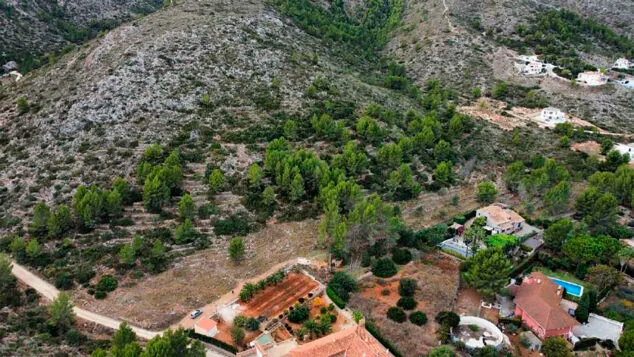 Imagen: Cortafuegos para la prevención de incendios junto a urbanizaciones en Pedreguer