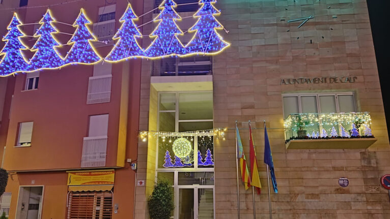 Decoración de Navidad en la fachada del ayuntamiento de Calp