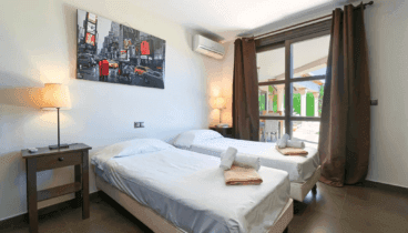 Dormitorio doble con salida al jardín