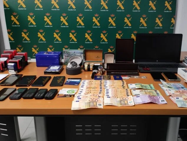 Imagen: Efectos intervenidos por la Guardia Civil