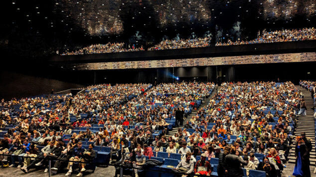 Imagen: El Auditori Fòrum CCIB de Barcelona abarrotado en el concierto de la Universal Symphony Orchestra