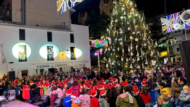 Ya es Navidad en Benissa: así fue la gran fiesta que dio inicio a la época más mágica del año 1 Imagen: Encendido de luces de Navidad en Benissa