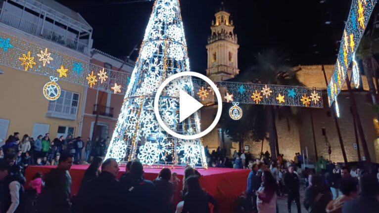 Encendido de luces de Navidad en la plaça de l'Ajuntament de Pego en 2023