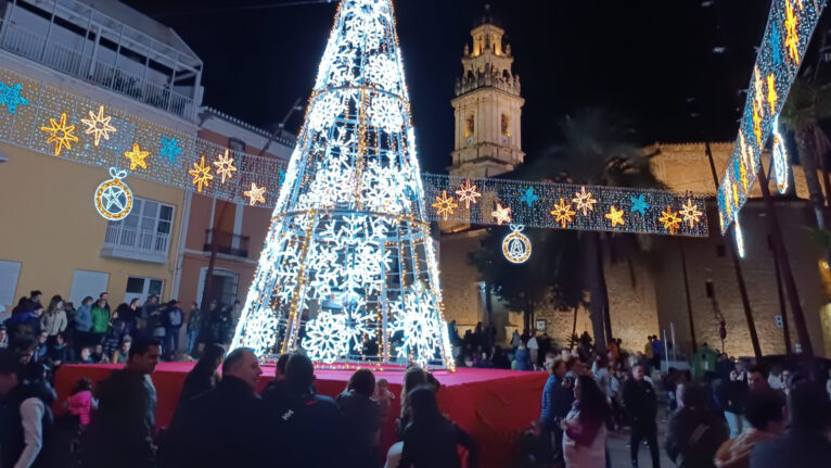 Encendido de luces de Navidad en la plaça de l'Ajuntament de Pego este 2023