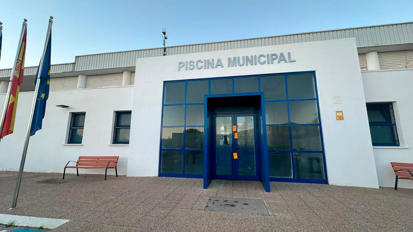 Entrada de la piscina municipal de Calp precintada