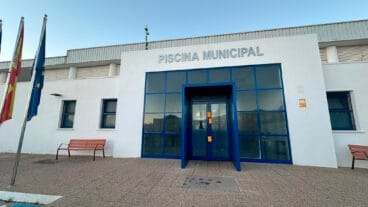 Entrada de la piscina municipal de Calp precintada