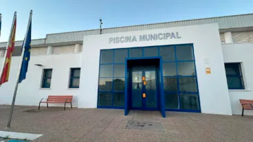Entrada de la piscina municipal de Calp precintada