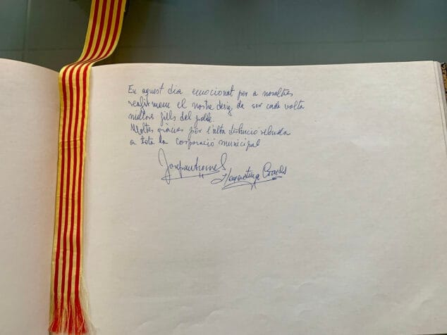 Imagen: Escrito de los hermanos Comes i Ballester en el Llibre d'Or de l'Ajuntament de la Vila de Pedreguer
