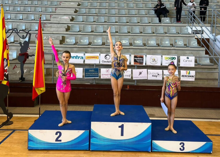 Gimnasta del Club Gimnasia Calpe en el podio