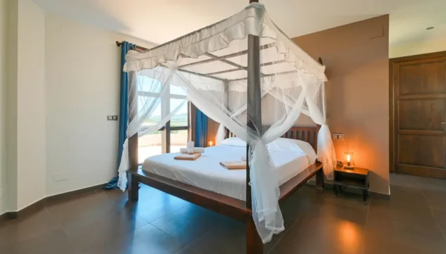 Celebra las fiestas en esta increíble villa de lujo en Dénia 5 gran dormitorio con bancc83o en suite de villa daru dunya