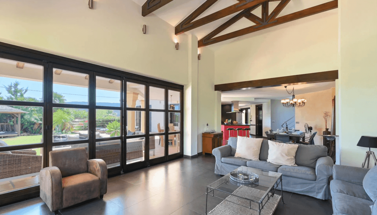 Gran salón-comedor con acceso al jardín