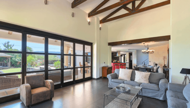gran salon comedor con acceso al jardin