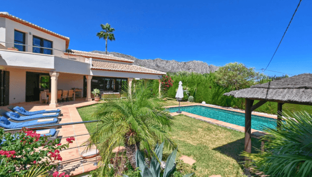 jardin con arboles y cesped en villa daru dunya