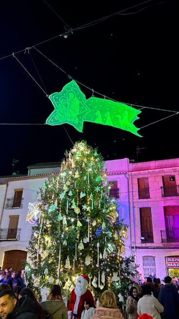 La gran estrella de ganchillo en el árbol de Navidad de Benissa
