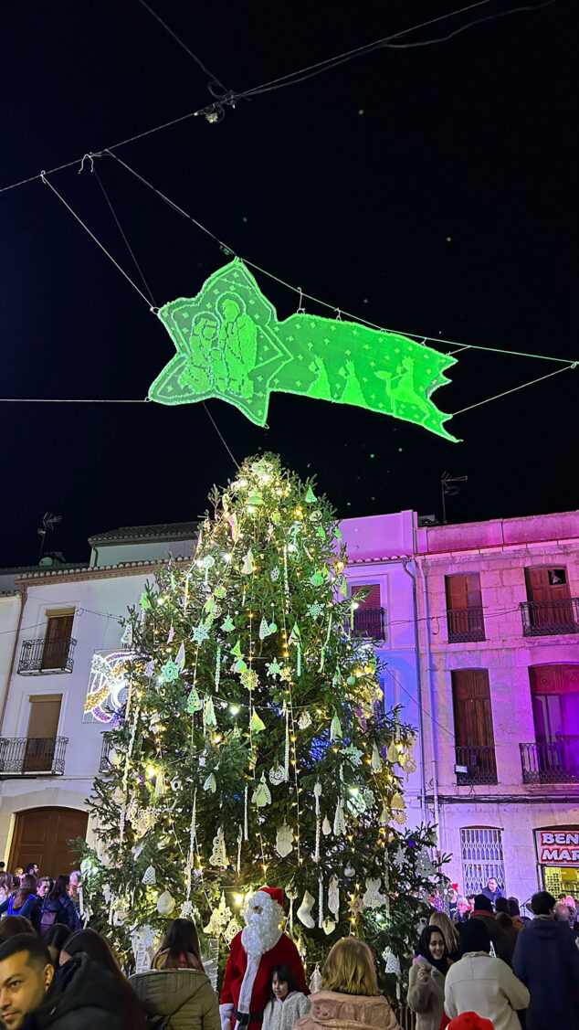 Imagen: La gran estrella de ganchillo en el árbol de Navidad de Benissa