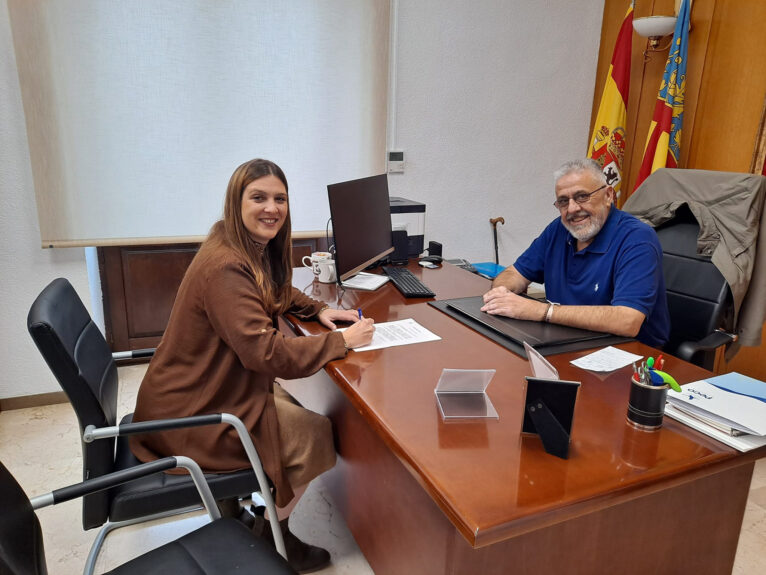 La nueva arquitecta municipal de Pego, Marina Pascual Pérez, y el alcalde, Enrique Moll, en la firma de posesión del puesto