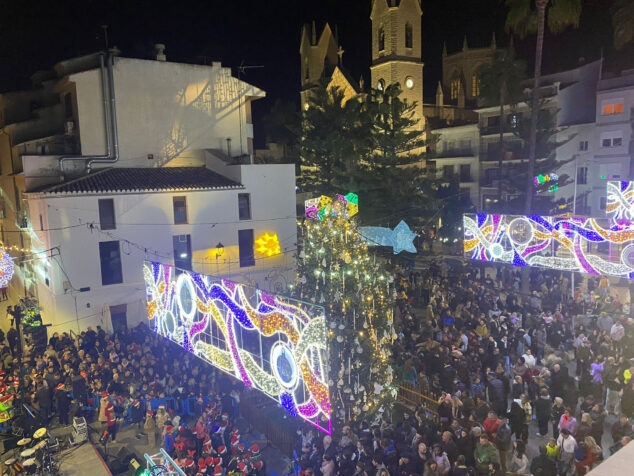 la placa rei jaume i de benissa repleta de vecinos para el encendido de luces navidenas