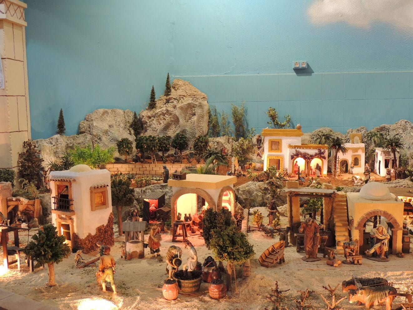 Le figure e la decorazione del presepe monumentale