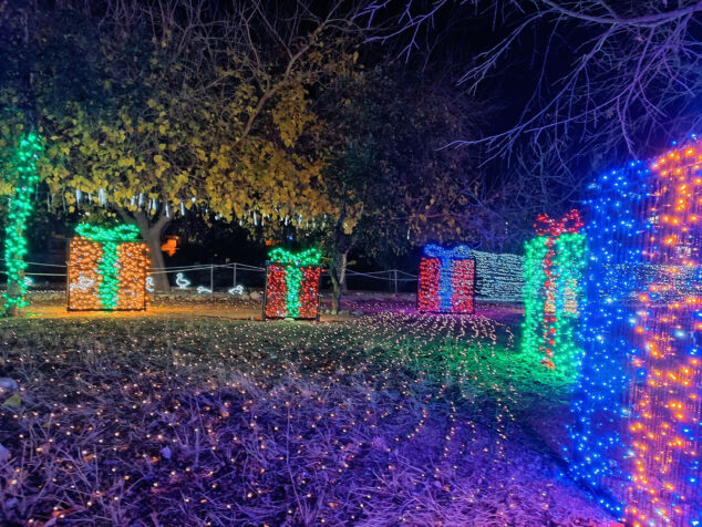 Imagen: Luces de colores en el Campamento Real de Beniarbeig de 2024