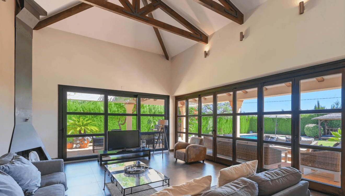 Moderno salón con chimenea abierto al jardín