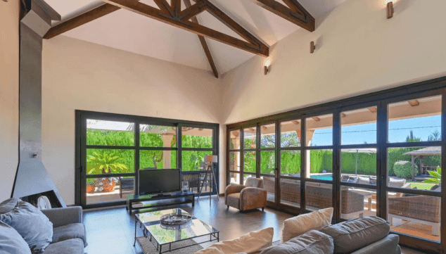 moderno salon con chimenea abierto al jardin