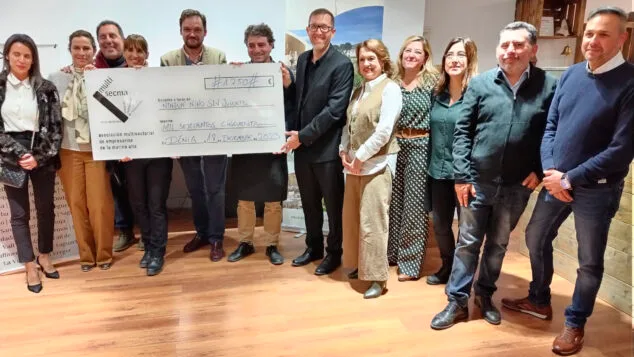 multisecma dona 1 750 euros a la campana ningun nino sin juguete de la policia nacional en denia