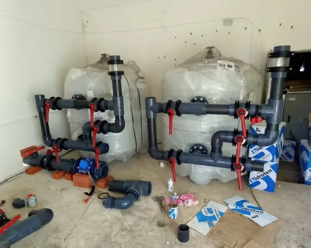 Benitatxell invierte 50.000 euros en la mejora de la piscina municipal 2 Imagen: Nueva instalación de bombas de agua en la piscina municipal de Xàbia