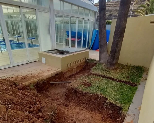 Benitatxell invierte 50.000 euros en la mejora de la piscina municipal 1 Imagen: Obras de mejora en la piscina municipal de Benitatxell