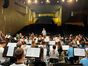 Pere Vicalet dirigiendo en el Auditori Teulada Moraira