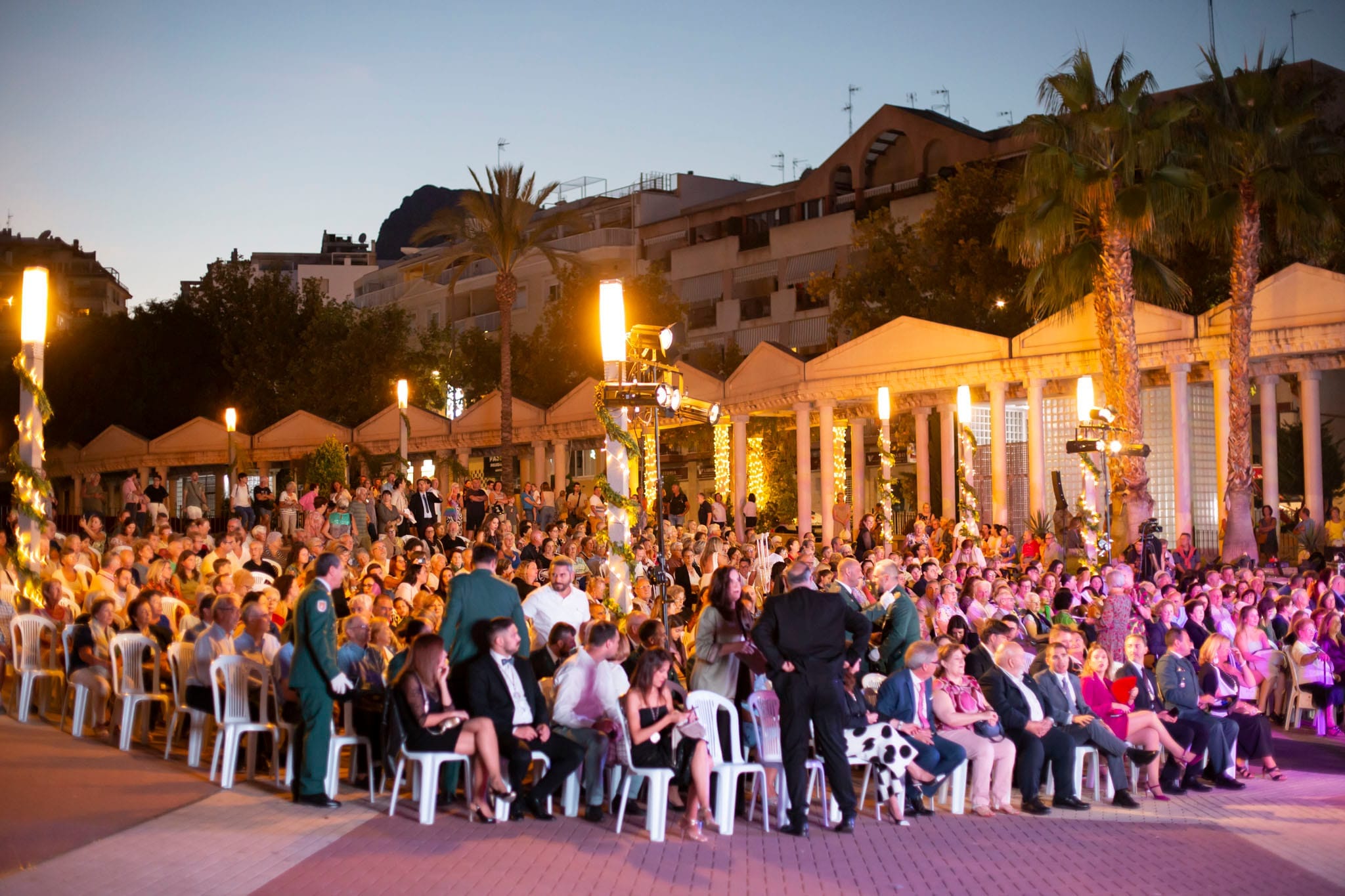 plaza mayor de calp llena en el 9 doctubre