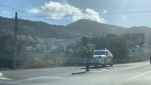 Imagen: Policía Local regulando el tráfico en el cruce Cansalades entre Benitatxell y Xàbia (archivo)